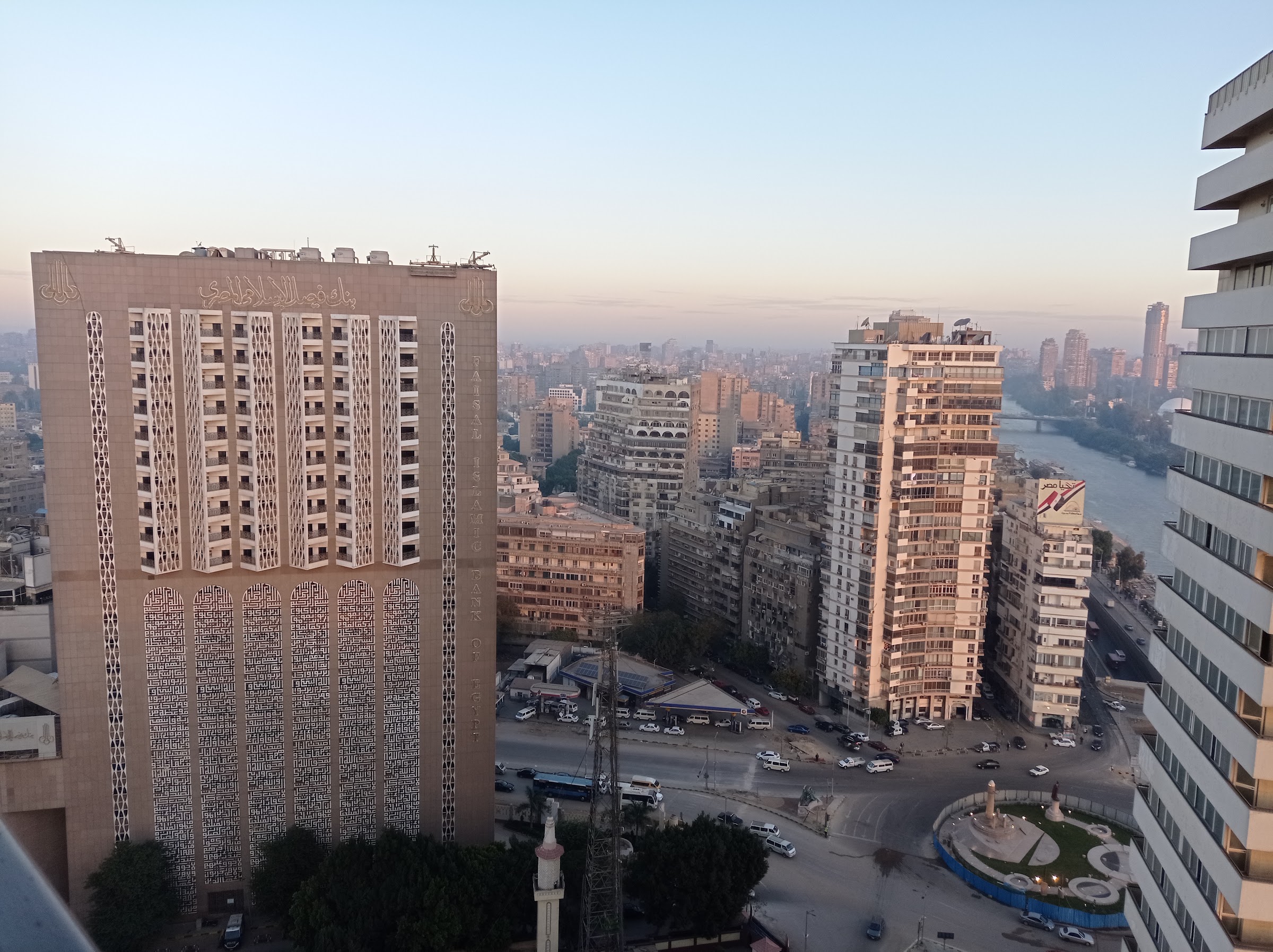 Vista de El Cairo al amanecer con el Nilo al fondo