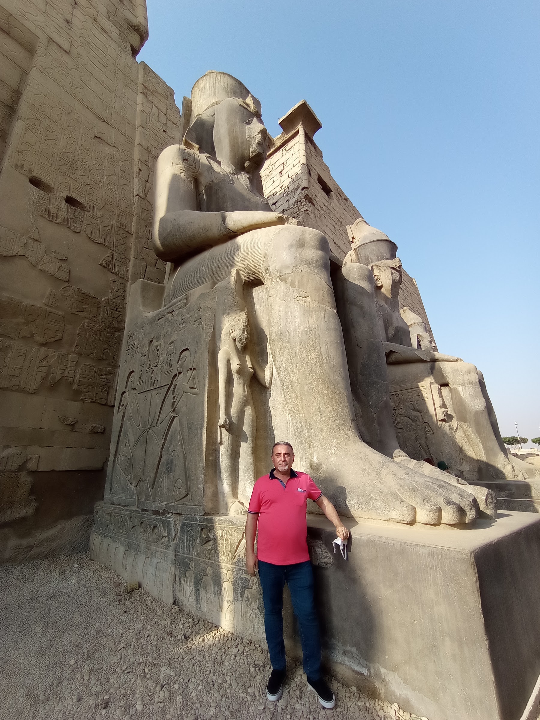 Juan, gerente de Viajes Ortuño, al pie de un coloso del templo de Luxor