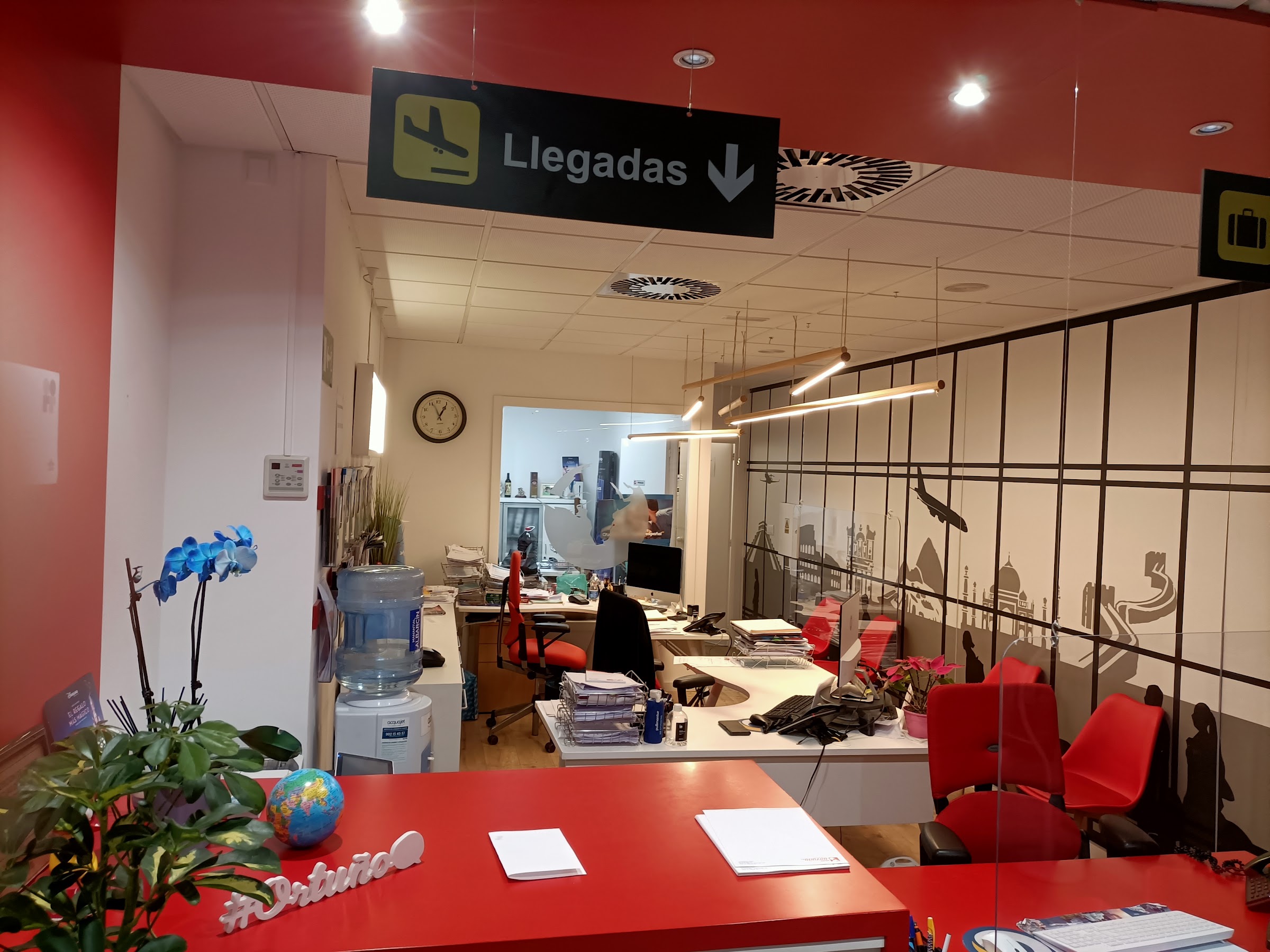Mostrador de la oficina de Viajes Ortuño con el cartel de Llegadas