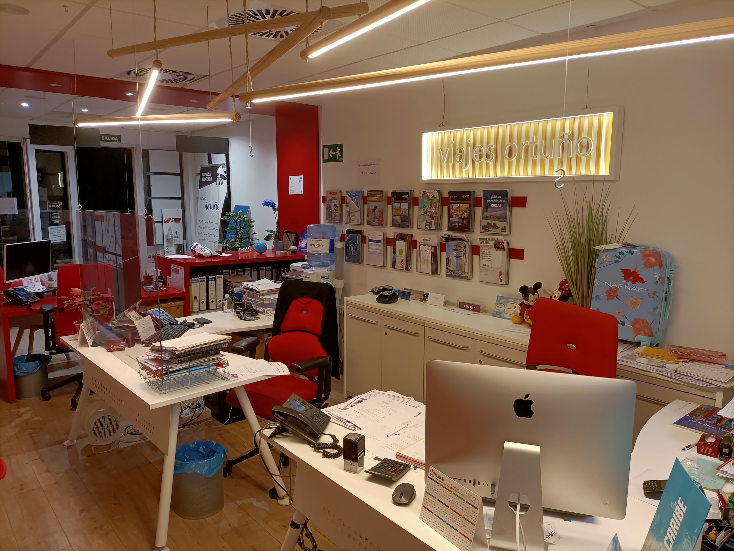Interior de la oficina de Viajes Ortuño en Cartagena, con el rótulo retroiluminado